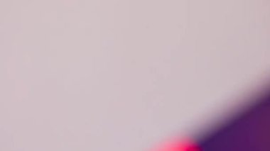 Açık not defteri düşüyor tablo / ahşap arka plan ağır çekimde. Ofis, banka donatımı ile açık not etmek. Marker, kalem, kalem ve çıkartmaları ile ahşap bir masaüstünde açık not defteri yatıyor