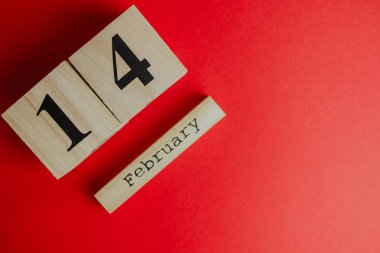 St Sevgililer günü en az kavramı kırmızı zemin üzerine. 14 Şubatta ile ahşap caledar. Kopya alanı