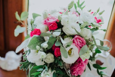 Pencerede güzel bir düğün buketi