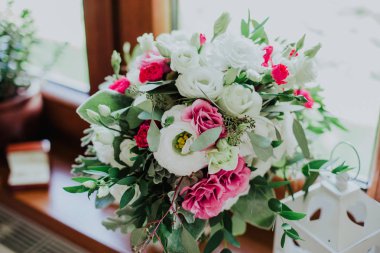 Pencerede güzel bir düğün buketi