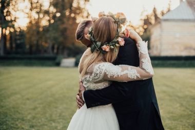 Gelin ve damat doğa günbatımı ışık. Rustik düğün. Güzel düğün Çift