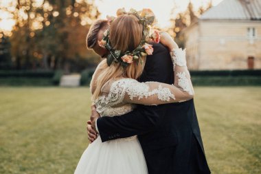 Gelin ve damat doğa günbatımı ışık. Rustik düğün. Güzel düğün Çift