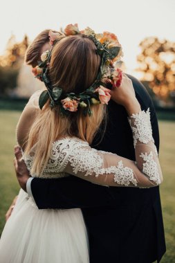 Gelin ve damat doğa günbatımı ışık. Rustik düğün. Güzel düğün Çift