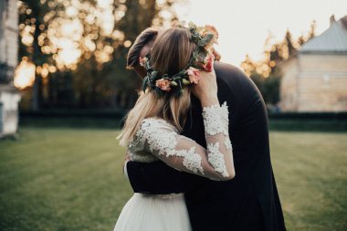 Gelin ve damat doğa günbatımı ışık. Rustik düğün. Güzel düğün Çift