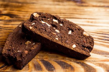 Badem ahşap zemin üzerine ev yapımı çikolata bisküvi kurabiye. Yakın çekim