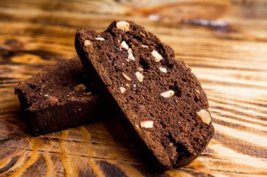 Badem ahşap zemin üzerine ev yapımı çikolata bisküvi kurabiye. Yakın çekim