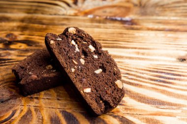 Badem ahşap zemin üzerine ev yapımı çikolata bisküvi kurabiye. Yakın çekim