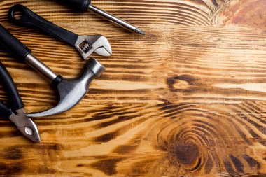 Koyu ahşap arka plan üzerinde oluşturma araçları. Üstten Görünüm. Kopya alanı