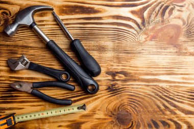 Koyu ahşap arka plan üzerinde oluşturma araçları. Üstten Görünüm. Kopya alanı