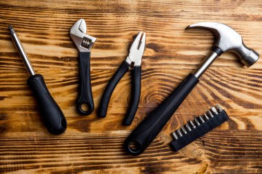 Koyu ahşap arka plan üzerinde oluşturma araçları. Üstten Görünüm. Kopya alanı