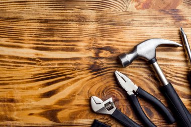 Koyu ahşap arka plan üzerinde oluşturma araçları. Üstten Görünüm. Kopya alanı
