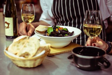 Restoranda tarihi olan bir çift. Midye yiyip dribking beyaz şarap. St Sevgililer günü kavramı