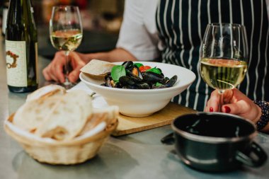 Restoranda tarihi olan bir çift. Midye yiyip dribking beyaz şarap. St Sevgililer günü kavramı