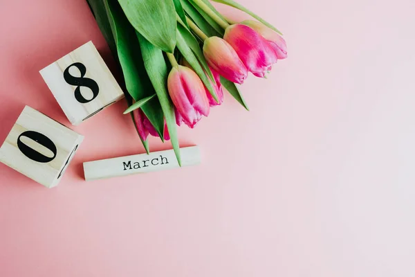 Marzo Feliz Día Mujer Concepto Con Calendario Bloques Madera Tulipanes — Foto de Stock