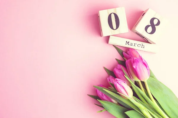 3月8日幸福妇女节的概念 与木制方块日历和粉红色的郁金香背景粉红色 — 图库照片