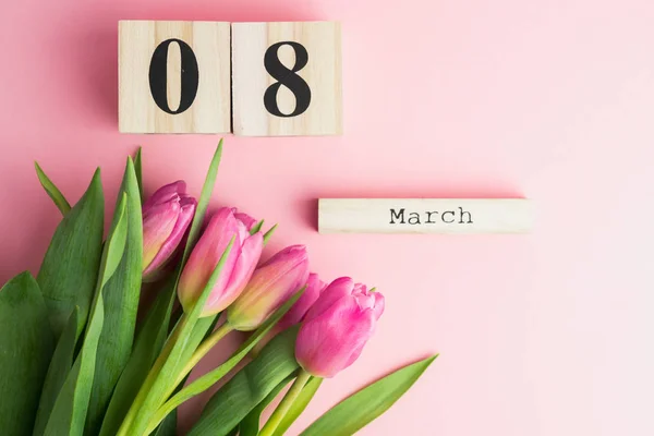 Марта Концепция Дня Женщин Деревянным Блоком Календарь Розовые Тюльпаны Розовом — стоковое фото