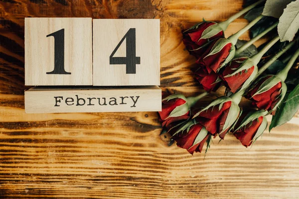 San Valentino Concetto Minimale Giorno Sfondo Legno Rose Rosse Caledro — Foto Stock