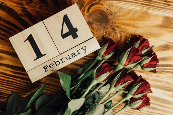 День Святого Валентина Мінімальна Концепція Дерев Яному Фоні Червоні Троянди — стокове фото