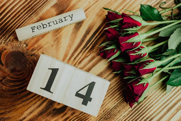 Ahşap Arka Plan Üzerinde Sevgililer Günü Kavramı Kırmızı Güller Şubatta — Stok fotoğraf