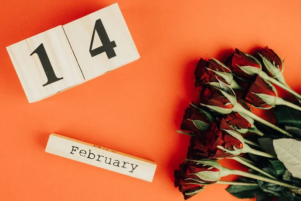 Conceito Mínimo Dia São Valentim Fundo Vermelho Rosas Vermelhas Caledar — Fotografia de Stock