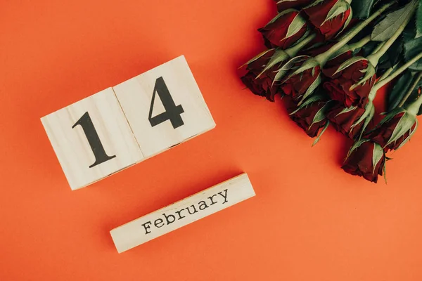 Conceito Mínimo Dia São Valentim Fundo Vermelho Rosas Vermelhas Caledar — Fotografia de Stock