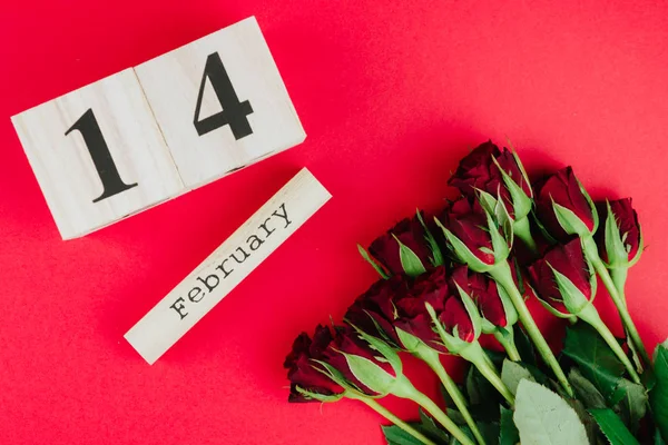 День Святого Валентина Минимальная Концепция Красном Фоне Красные Розы Деревянный — стоковое фото