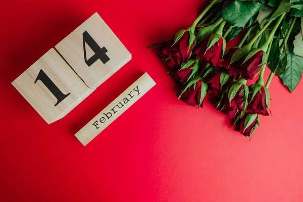 San Valentín Concepto Mínimo Día Sobre Fondo Rojo Rosas Rojas — Foto de Stock