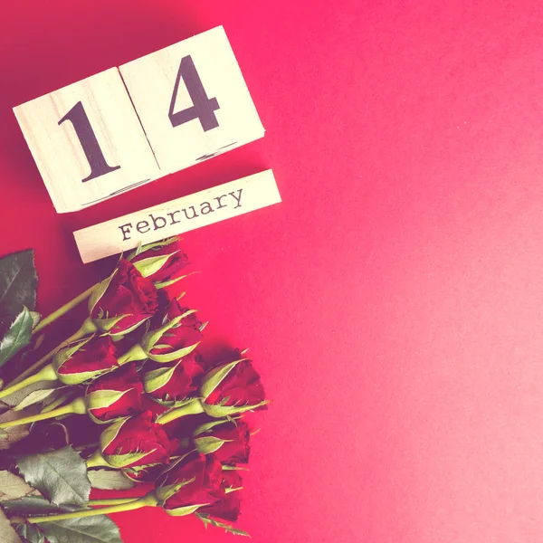 День Святого Валентина Минимальная Концепция Красном Фоне Красные Розы Деревянный — стоковое фото