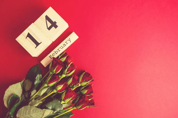 San Valentín Concepto Mínimo Día Sobre Fondo Rojo Rosas Rojas — Foto de Stock