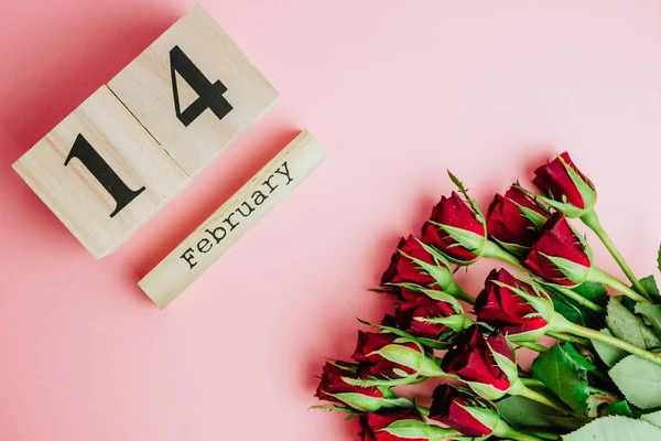 情人节最小的概念粉红色背景与复制空间 红玫瑰和木 Caledar 与2月14日 — 图库照片