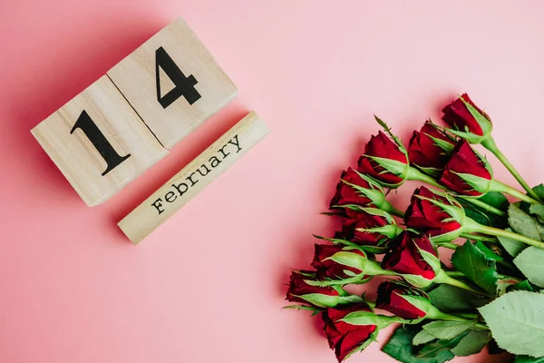 情人节最小的概念粉红色背景与复制空间 红玫瑰和木 Caledar 与2月14日 — 图库照片