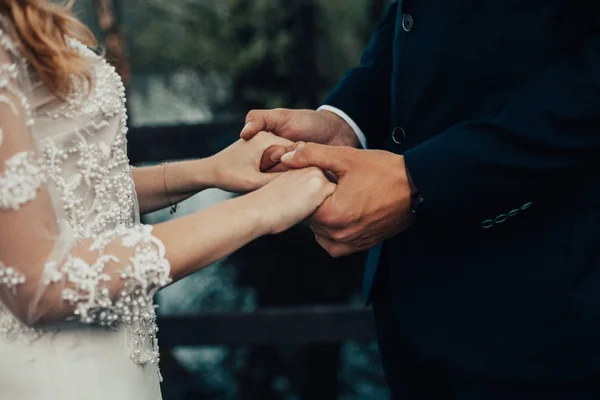 Menyasszony Vőlegény Pár Kézen — Stock Fotó