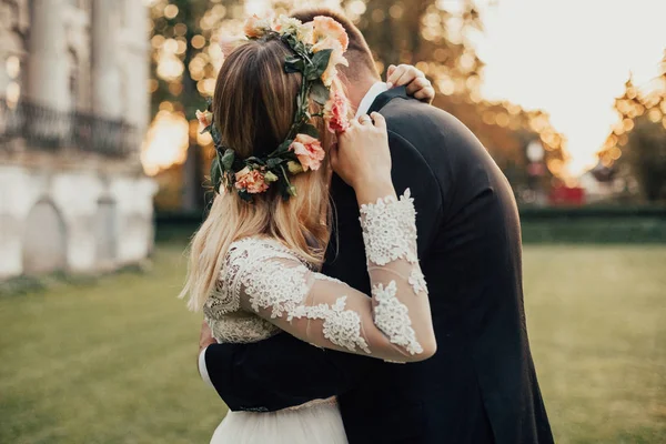 Gelin ve damat doğa günbatımı ışık. Rustik düğün. Güzel düğün Çift