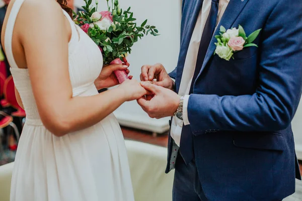 新郎新娘交换结婚戒指 — 图库照片
