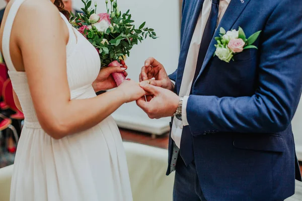 Noiva Noivo Está Trocando Anéis Casamento — Fotografia de Stock
