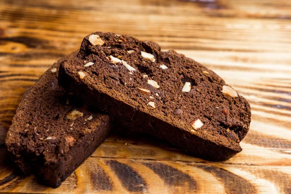 Badem ahşap zemin üzerine ev yapımı çikolata bisküvi kurabiye. Yakın çekim