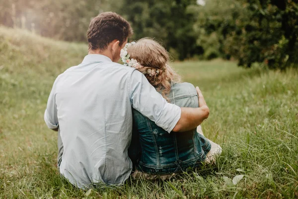 Paar Zittend Het Gras Met Romantische Avond Begrip Van Liefde — Stockfoto