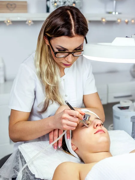 Mujeres Gabinete Cosmetología Cosmetólogo Está Haciendo Procedimiento Para Chica Joven — Foto de Stock