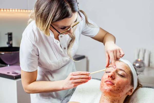 Cosmetóloga Mujer Está Haciendo Modelado Cejas Para Mujer Niña Por — Foto de Stock