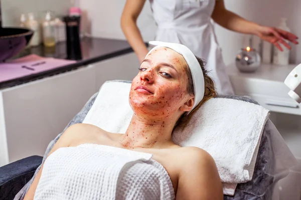 Cosmetologist Está Fazendo Cara Descascando Máscara Tratamento Beleza Spa Para — Fotografia de Stock