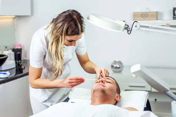 Mujer Cosmetóloga Está Haciendo Modelaje Cejas Para Hombre Por Pinzas — Foto de Stock