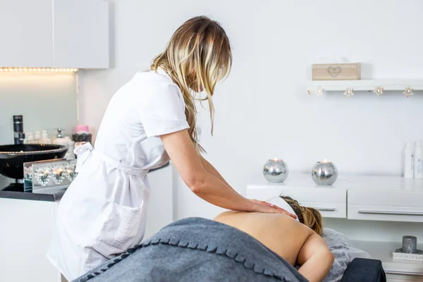 Massage Lichaamsverzorging Vrouw Met Massage Spa Salon — Stockfoto