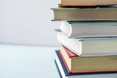 Eğitim kavramı - gri arka plan üzerine kitaplar 