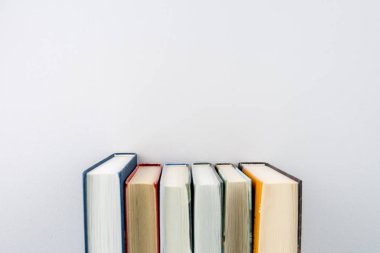 Eğitim kavramı - gri arka plan üzerine kitaplar 