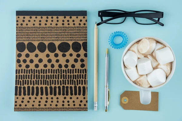Kreative Flache Lay Foto Des Arbeitsplatzes Schreibtisch Mit Smartphone Brille — Stockfoto