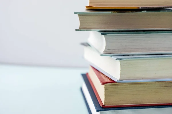Eğitim kavramı - gri arka plan üzerine kitaplar 