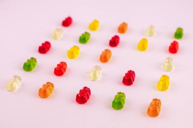 Jöle ayıların pembe bir arka plan üzerinde desen yaptı. Düz yatıyordu. En az kavramı