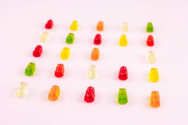 Jöle ayıların pembe bir arka plan üzerinde desen yaptı. Düz yatıyordu. En az kavramı