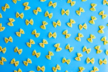 Makarna mavi zemin üzerine desen yaptı. Düz yatıyordu. En az kavramı