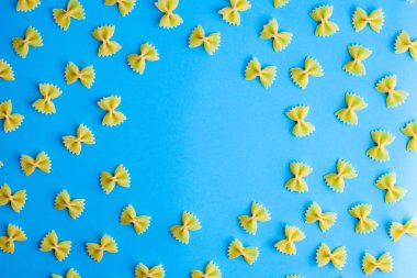 Makarna mavi zemin üzerine desen yaptı. Düz yatıyordu. En az kavramı